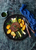 Rindersteak mit Bratkartoffeln und Frühlingszwiebeln