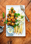 Spargel-Platte mit Kartoffeln und Kräuterdip