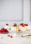 Mini Pavlovas mit Mascarpone, Himbeeren und Passionsfrucht