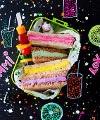 Bunte Sandwiches in Lunchbox mit Gemüsespieß