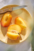 Aufgeschnittener Pfirsich auf Teller
