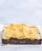 Schokoladen-Brownie mit Crinkle Cut Chips