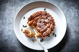 Small pumpkin tart with pecans