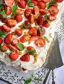 Meringue-Torte mit Erdbeeren und Schlagsahne
