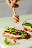 Röstbrot mit Spargel, getrockneten Tomaten und Honig