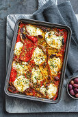 Paprikagratin mit Büffelmozzarella, Sardellen und Oliven