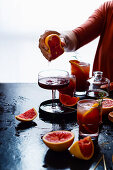 Negroni Cocktail mit pink Grapefruit