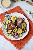 Gegrillte Zucchini und Zwiebeln mit Kräutern