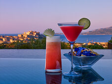 Mai tai and martini with lime served with purple crisps