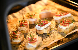 Crostini with brie, rhubarb, honey and thyme