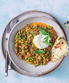 Keema Rindfleisch-Curry mit Erbsen und Naanbrot