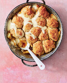 Knödel-Kuchen mit Obst, Sirup und Vanillesauce