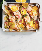 Sheet casserole with salmon, fennel and olives