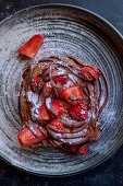 Waffel mit Erdbeeren und Schokoladensauce