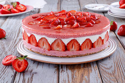 No-bake strawberry and cream cake