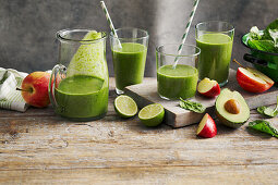 Grüner Smoothie mit Apfel und Avocado