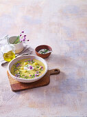 Kartoffelsuppe mit Schnittlauch und Sahnehäubchen