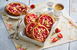 Strawberry and yeast tartlets with crumble