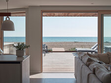 Offene Wohnküche mit Meerblick und Terrasse am Strand