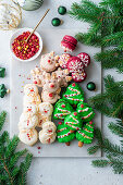 Figürliche, bunte Macarons zu Weihnachten