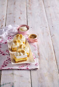 Banana and vanilla pudding slices with cream