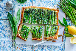 Puff pastry tart with wild garlic filling and asparagus