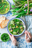 Gemüsesuppe mit Bärlauch-Pesto