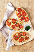 Pitta mini pizza with tomatoes and cheese