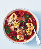 Toskanische Tortellinisuppe mit Parmesan und Bohnen