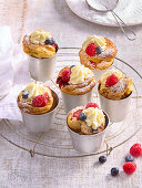 Easy mug cakes with cream and fruit + steps