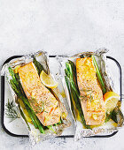 Salmon in lemon butter with asparagus from the oven