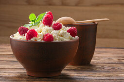 Cottage cheese with raspberries and mint