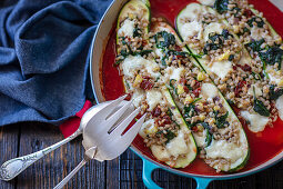 Zucchini gefüllt mit Gerste, Spinat und Mozzarella