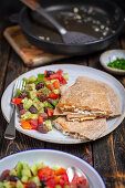 Vollkorn-Quesadilla mit Huhn und Feta