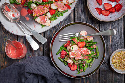 Asparagus and strawberry salad with chicken and mozzarella