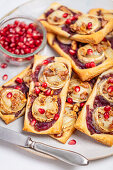 Puff pastry with goat's cheese and caramelized onions