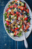 Sommerlicher Wassermelonensalat mit Beeren und Feta