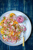 Radieschen-Orangen-Salat mit roten Zwiebeln