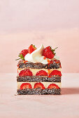 Lamington-Pudding-Schnitten mit Erdbeeren und Sahne