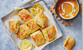 Buttermilch-Scones und Kürbissuppe