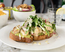 Röstbrot mit Avocado, gegrilltem Hähnchen und Rucola