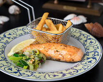 Gegrillter Lachs mit Pommes frites und Gemüse