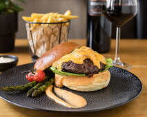 Black Angus cheeseburger with chips