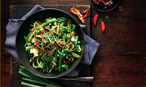 Green vegetables with sesame brittle from the pan