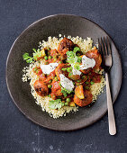 Gewürzte Hähnchenfleischbällchen in Tomatensauce auf Couscous