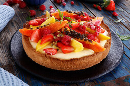 Obstkuchen mit Papaya und Sommerbeeren