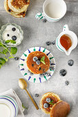 Blaubeer-Pancakes mit Ahornsirup und frischen Blaubeeren