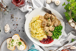 Schwedische Köttbullar mit Erbsen, Kartoffelstampf und Preiselbeeren