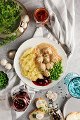 Schwedische Köttbullar mit Erbsen, Kartoffelstampf und Preiselbeeren