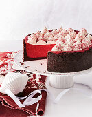 "Red Velvet"-Cheesecake mit Schokoladenboden